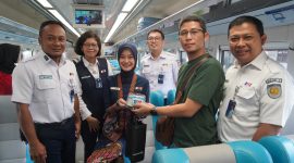 KAI Daop 7 Madiun membagikan souvenir dan memberikan kejutan spesial bagi pelanggan yang berulang tahun bertepatan dengan hari jadi Kota Madiun, Jumat (20/6/2025).