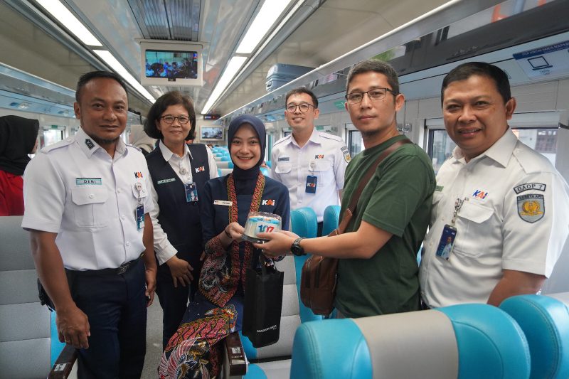 KAI Daop 7 Madiun membagikan souvenir dan memberikan kejutan spesial bagi pelanggan yang berulang tahun bertepatan dengan hari jadi Kota Madiun, Jumat (20/6/2025).