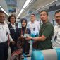 KAI Daop 7 Madiun membagikan souvenir dan memberikan kejutan spesial bagi pelanggan yang berulang tahun bertepatan dengan hari jadi Kota Madiun, Jumat (20/6/2025).