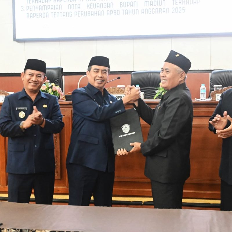 Penyerahan dokumen resmi dua Raperda yang disepakati oleh Ketua DPRD Kabupaten Madiun (kanan) kepada Bupati Madiun dalam sidang paripurna, Senin (7/7/2025) 