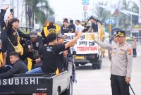 Kapolres Madiun AKBP Zainur Rofik turun langsung lakukan pantauan pengamanan Suran Agung 2025 di exit Tol Dumpil, Minggu (6/7/2025).