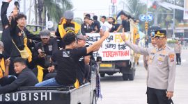 Kapolres Madiun AKBP Zainur Rofik turun langsung lakukan pantauan pengamanan Suran Agung 2025 di exit Tol Dumpil, Minggu (6/7/2025).