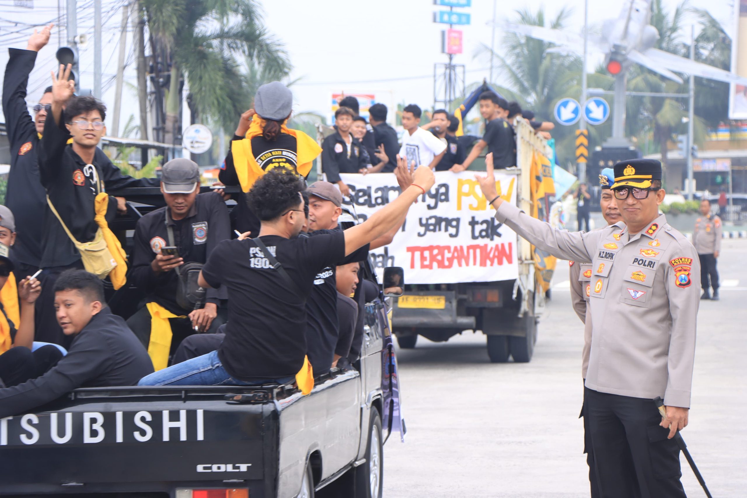 Suran Agung 2025, Polres Madiun Amankan Jalur Rombongan PSHW - Neumedia.id