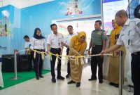 Kabid KUKM Kota Madiun, Ibu Wiwik Nur Hidayati, gunting pita menandai dibukanya event KAI Mini Fair di stasiun Madiun, Senin (7/7/2025) 