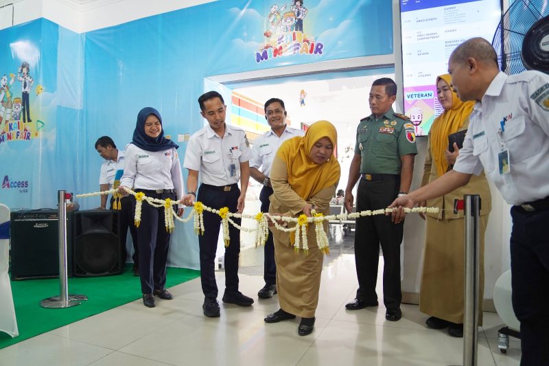Kabid KUKM Kota Madiun, Ibu Wiwik Nur Hidayati, gunting pita menandai dibukanya event KAI Mini Fair di stasiun Madiun, Senin (7/7/2025) 