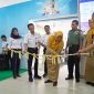Kabid KUKM Kota Madiun, Ibu Wiwik Nur Hidayati, gunting pita menandai dibukanya event KAI Mini Fair di stasiun Madiun, Senin (7/7/2025) 