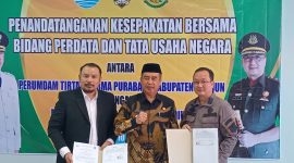 Bupati Madiun Hari Wuryanto (tengah), Kajari Madiun Ocktario Hartawan Putra (kanan), dan Direktur Utama PDAM Kabupaten Madiun Imansyah menunjukkan dokumen kesepakatan bersama yang telah ditandatangani, Kamis (10/7/2025). 