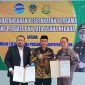 Bupati Madiun Hari Wuryanto (tengah), Kajari Madiun Ocktario Hartawan Putra (kanan), dan Direktur Utama PDAM Kabupaten Madiun Imansyah menunjukkan dokumen kesepakatan bersama yang telah ditandatangani, Kamis (10/7/2025). 