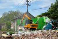Penertiban aset PT KAI Daop 7 Madiun yang berada di Desa Demangan, Kecamatan Siman, Kabupaten Ponorogo, Selasa (8/7/2025) 