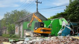 Penertiban aset PT KAI Daop 7 Madiun yang berada di Desa Demangan, Kecamatan Siman, Kabupaten Ponorogo, Selasa (8/7/2025) 