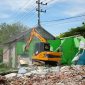 Penertiban aset PT KAI Daop 7 Madiun yang berada di Desa Demangan, Kecamatan Siman, Kabupaten Ponorogo, Selasa (8/7/2025) 