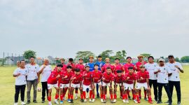 Hadir di lapangan, Ketua DPRD Kabupaten Madiun, Fery Sudarsono memberikan dukungan penuh kepada Tim Sepak Bola U-17 Kabupaten Madiun yang tengah berlaga dalam Piala Soeratin 2025 Zona Jawa Timur di Lamongan. 