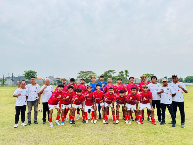 Hadir di lapangan, Ketua DPRD Kabupaten Madiun, Fery Sudarsono memberikan dukungan penuh kepada Tim Sepak Bola U-17 Kabupaten Madiun yang tengah berlaga dalam Piala Soeratin 2025 Zona Jawa Timur di Lamongan. 