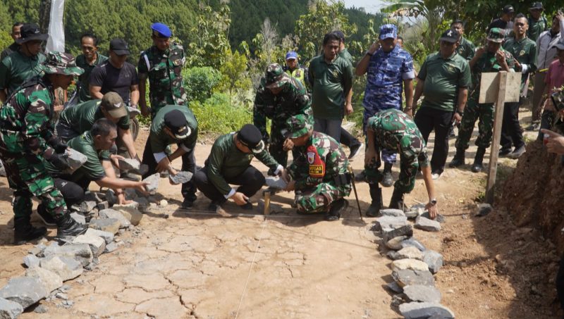 Pembukaan dan pembangunan jalan makadam sepanjang 3,5 kilometer dengan lebar 2,5 meter yang menghubungkan Dusun Ngukir ke Dusun Nglengko, Desa Ngranget.