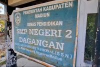 SMPN 2 Dagangan, Kabupaten Madiun yang belakangan viral karena diduga mengeluarkan seorang siswa baru secara sepihak. 