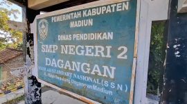 SMPN 2 Dagangan, Kabupaten Madiun yang belakangan viral karena diduga mengeluarkan seorang siswa baru secara sepihak. 