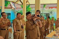 Bupati Madiun Hari Wuryanto menggendong bayi sehat bebas stunting. 