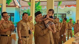 Bupati Madiun Hari Wuryanto menggendong bayi sehat bebas stunting. 