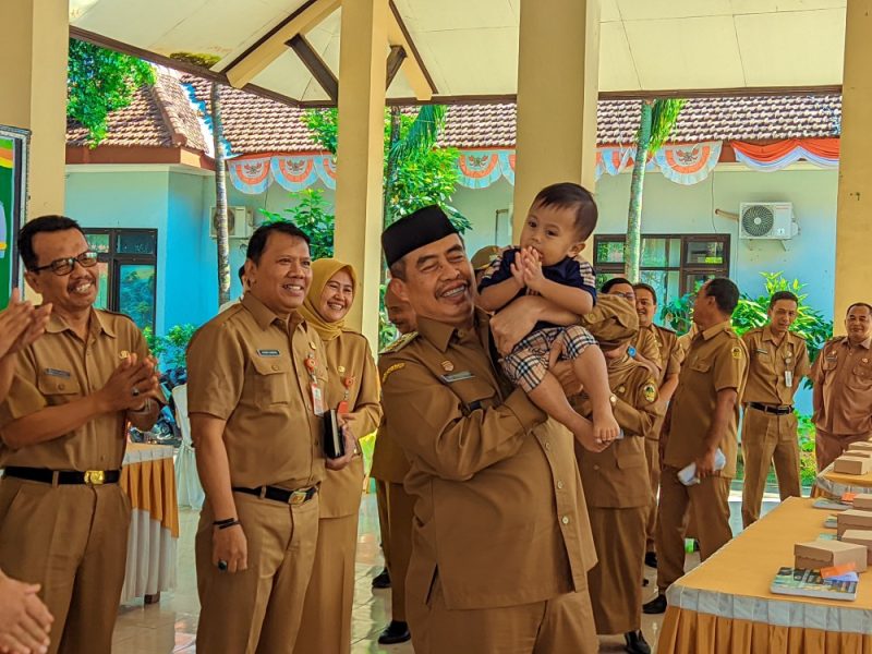 Bupati Madiun Hari Wuryanto menggendong bayi sehat bebas stunting. 