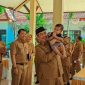Bupati Madiun Hari Wuryanto menggendong bayi sehat bebas stunting. 