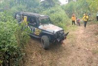 Mobil yang dikendarai Bupati Madiun dalam off-road W-MOR jelajah Kampung Pesilat melahap rute jalur Forkopimda. 