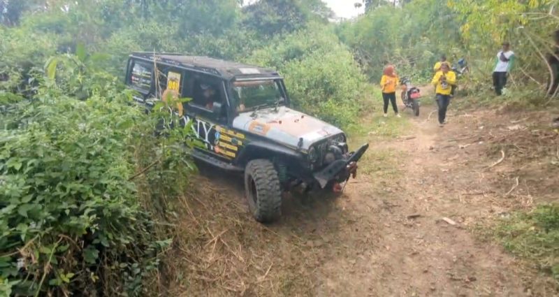 Mobil yang dikendarai Bupati Madiun dalam off-road W-MOR jelajah Kampung Pesilat melahap rute jalur Forkopimda. 