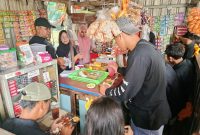 Warung Mbak Tini di pinggir Ring Road Barat Kota Madiun.