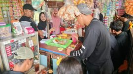 Warung Mbak Tini di pinggir Ring Road Barat Kota Madiun.