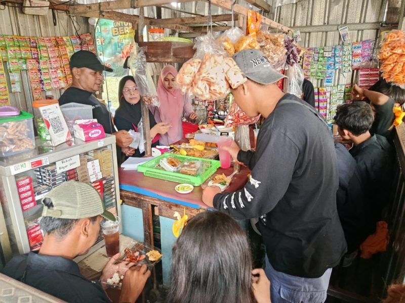 Warung Mbak Tini di pinggir Ring Road Barat Kota Madiun.