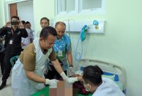 Wakil Bupati Madiun, dr. Purnomo Hadi terjun langsung menyunat salah satu peserta Khitan massal di RSUD Dolopo. 
