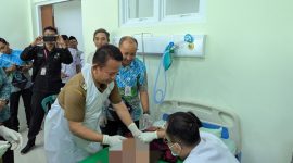 Wakil Bupati Madiun, dr. Purnomo Hadi terjun langsung menyunat salah satu peserta Khitan massal di RSUD Dolopo. 
