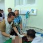 Wakil Bupati Madiun, dr. Purnomo Hadi terjun langsung menyunat salah satu peserta Khitan massal di RSUD Dolopo. 