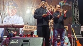 Bupati Madiun H. Hari Wuryanto (depan) didampingi Wakil Bupati dr. Purnomo Hadi membuka SEPASMA di lapangan Mojopurno, Kamis (10/7/2025) malam. 