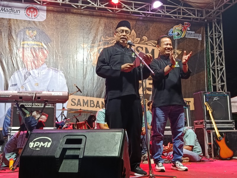 Bupati Madiun H. Hari Wuryanto (depan) didampingi Wakil Bupati dr. Purnomo Hadi membuka SEPASMA di lapangan Mojopurno, Kamis (10/7/2025) malam. 