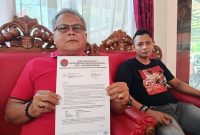 Ketua DPC PDI Perjuangan Kota Madiun Anton Kusumo menunjukkan surat rekomendasi PAW didampingi Usman Ependi. 