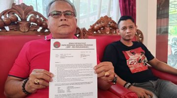 Ketua DPC PDI Perjuangan Kota Madiun Anton Kusumo menunjukkan surat rekomendasi PAW didampingi Usman Ependi. 