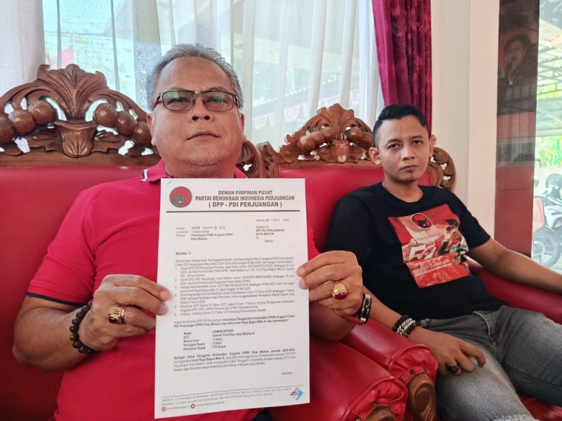 Ketua DPC PDI Perjuangan Kota Madiun Anton Kusumo menunjukkan surat rekomendasi PAW didampingi Usman Ependi. 