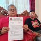 Ketua DPC PDI Perjuangan Kota Madiun Anton Kusumo menunjukkan surat rekomendasi PAW didampingi Usman Ependi. 