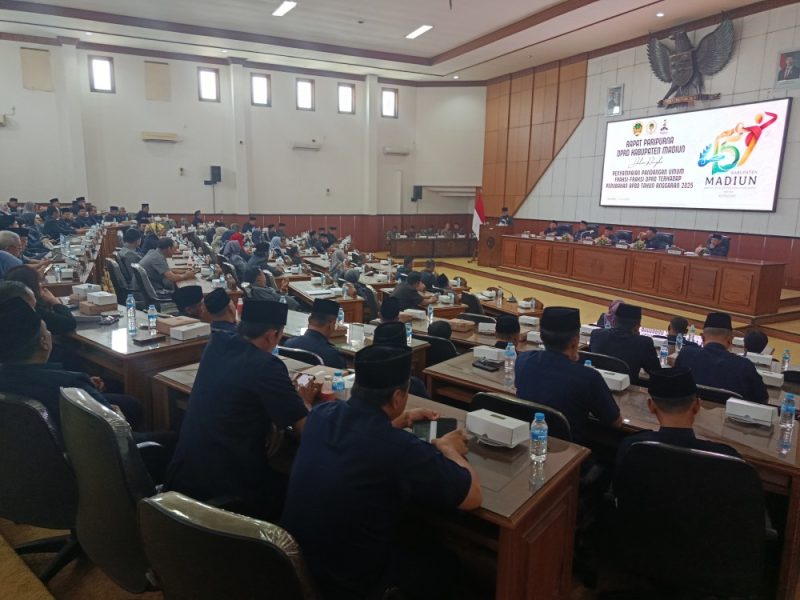 Rapat paripurna DPRD Kabupaten Madiun dengan agenda penyampaian pandangan umum fraksi-fraksi terhadap Rancangan Perubahan APBD Tahun Anggaran 2025, Jumat (11/7/2025) 