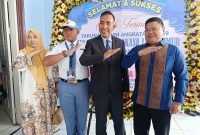 Maksum, salah satu orang tua siswa berfoto bersama Kepala SMAN 3 Taruna Angkasa, Agus Supriyono usai prosesi serah terima di Graha Dewanto, Minggu (13/7/2025) 