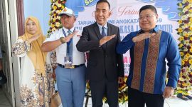 Maksum, salah satu orang tua siswa berfoto bersama Kepala SMAN 3 Taruna Angkasa, Agus Supriyono usai prosesi serah terima di Graha Dewanto, Minggu (13/7/2025) 