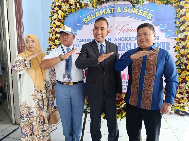 Maksum, salah satu orang tua siswa berfoto bersama Kepala SMAN 3 Taruna Angkasa, Agus Supriyono usai prosesi serah terima di Graha Dewanto, Minggu (13/7/2025) 