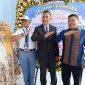 Maksum, salah satu orang tua siswa berfoto bersama Kepala SMAN 3 Taruna Angkasa, Agus Supriyono usai prosesi serah terima di Graha Dewanto, Minggu (13/7/2025) 