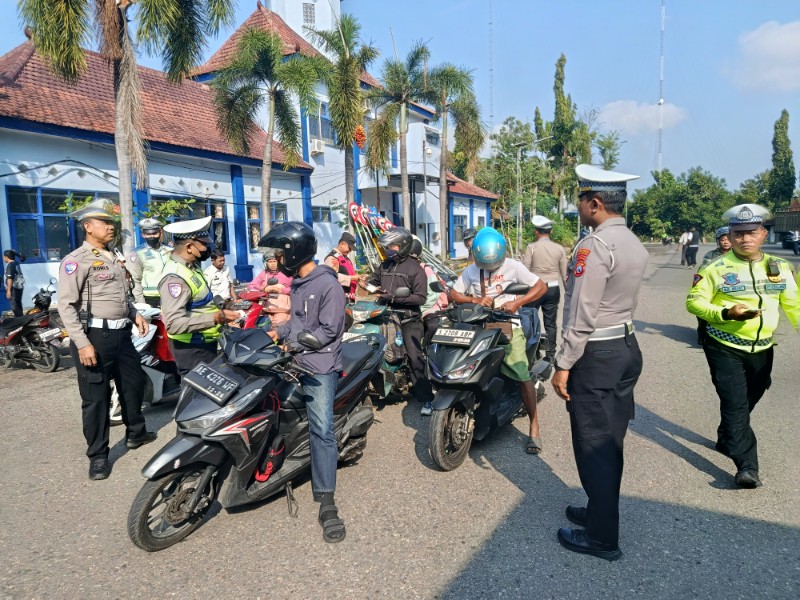 Satuan Lalu Lintas Polres Madiun menggelar Operasi Patuh Semeru 2025 di Terminal Bus Caruban, Rabu (16/7/2025).