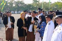 Simbolis penyerahan mobil siaga oleh Bupati Madiun Hari Wuryanto kepada desa penerima. 
