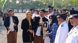 Simbolis penyerahan mobil siaga oleh Bupati Madiun Hari Wuryanto kepada desa penerima. 
