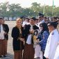 Simbolis penyerahan mobil siaga oleh Bupati Madiun Hari Wuryanto kepada desa penerima. 