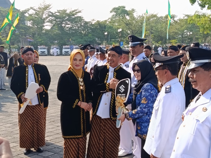 Simbolis penyerahan mobil siaga oleh Bupati Madiun Hari Wuryanto kepada desa penerima. 