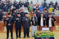 Segenap unsur DPRD Kabupaten Madiun foto bersama jajaran eksekutif usai paripurna istimewa Hari Jadi ke-457 Kabupaten Madiun, Jumat (18/7/2025) 