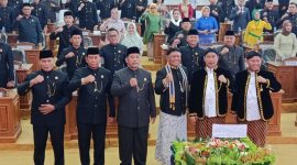 Segenap unsur DPRD Kabupaten Madiun foto bersama jajaran eksekutif usai paripurna istimewa Hari Jadi ke-457 Kabupaten Madiun, Jumat (18/7/2025) 